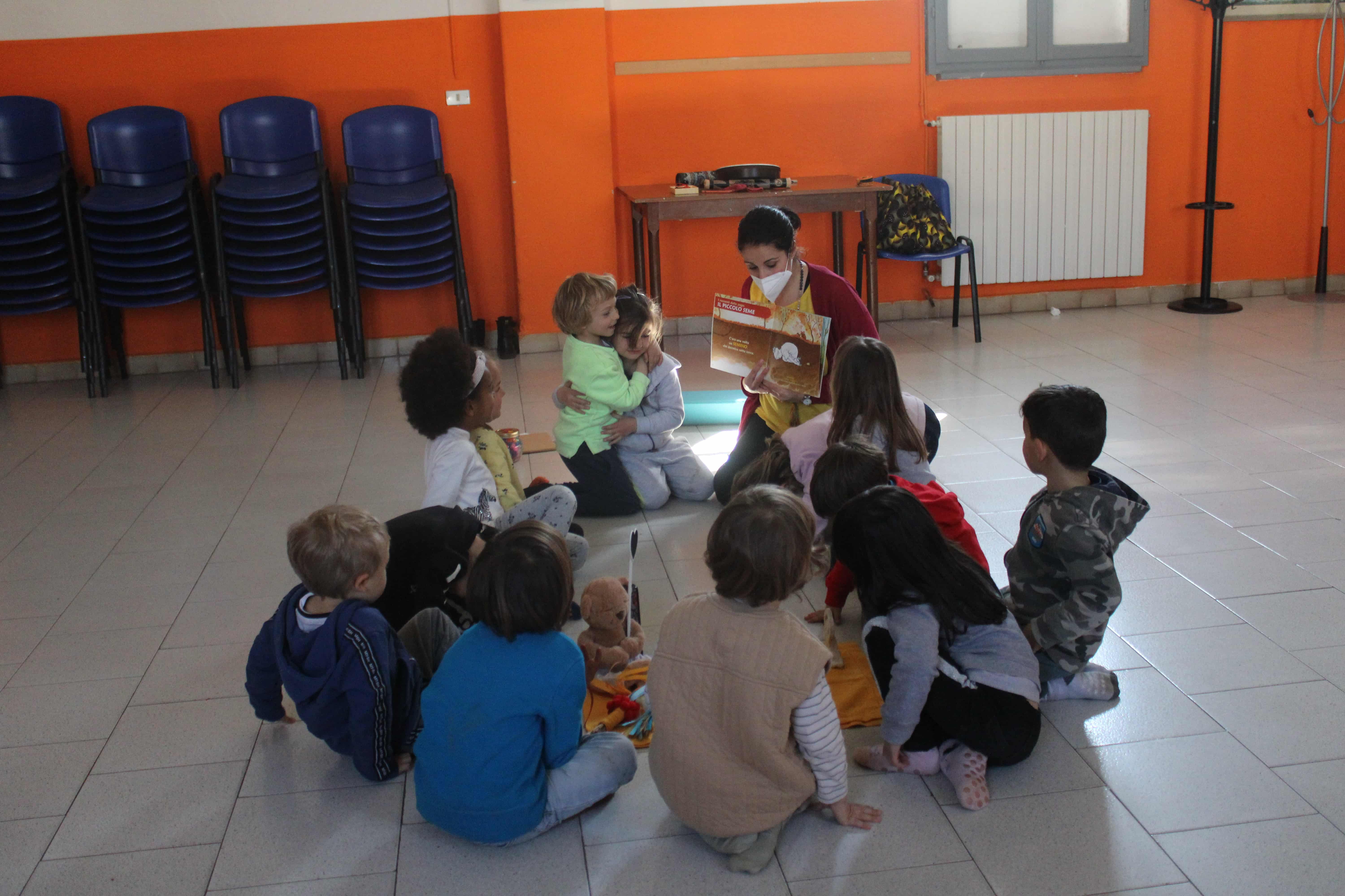 Genitore e bambino praticano insieme